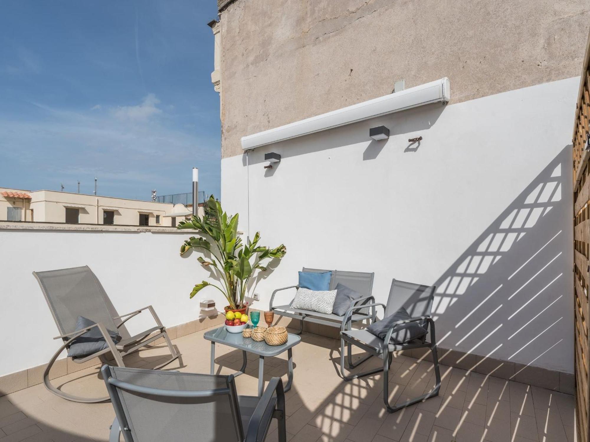 רומא The Best Rent - Beautiful Apartment With Terrace Near Colosseo מראה חיצוני תמונה